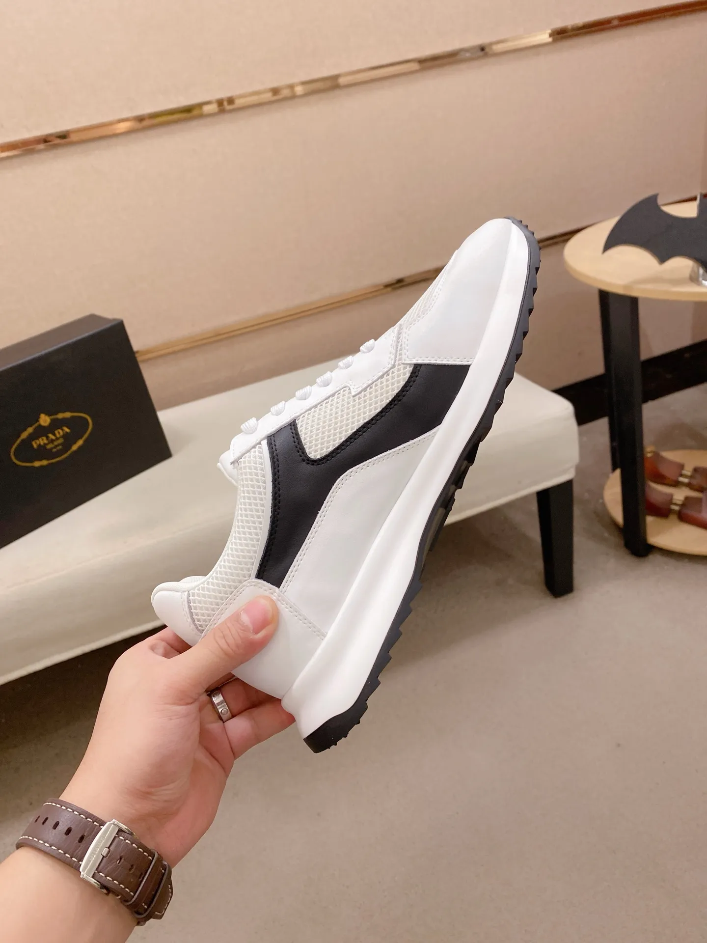Factory price 462💰 The new PRADA (Prada) counters are launched simultaneously, new men's shoes, 😘fabrics are selected from cowhide. Lining: Mesh lining. 👍🏿 High-end ☄️ air-cushion molded anti-slip rubber outsole, exquisite lines, simple and elegant, comfortable and high-end for leisure travel. Number of yards: 38 to 44. Can be ordered for 45 non-refundable